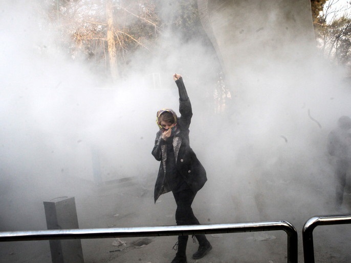 epa06410380 Iranian students clash with riot police during an anti-government protest around the University of Tehran, Iran, 30 December 2017. Media reported that illegal protest against the government is going on in most of the cities in Iran. Protests were held in at least nine cities, including Tehran, against the economic and foreign policy of President Hassan Rouhani's government. EPA-EFE/STR