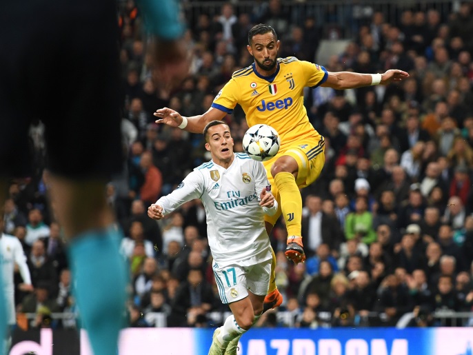 MADRID, SPAIN - APRIL 11: Medhi Benatia of Juventus fouls Lucas Vazquez of Real Madrid, leading to a penalty being awarded during the UEFA Champions League Quarter Final Second Leg match between Real Madrid and Juventus at Estadio Santiago Bernabeu on April 11, 2018 in Madrid, Spain. (Photo by Matthias Hangst/Bongarts/Getty Images)