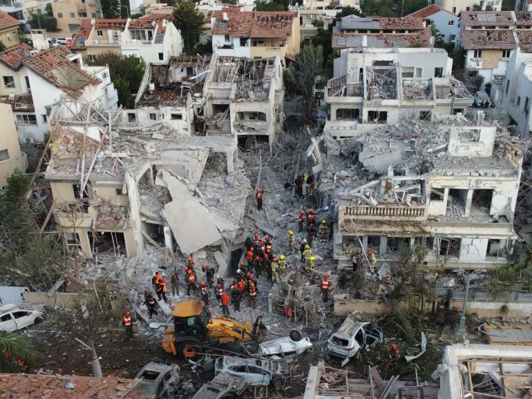 epa12174510 Israeli rescue teams at the site where an Iranian ballistic missiles hit residential buildings in Rishon LeZion, near Tel Aviv, Israel, 14 June 2025. An Israeli Defense Forces (IDF) spokesperson said Iran launched a wave of ballistic missiles toward Israel, and according to emergency service Magen David Adom (MDA), 21 people were injured, including two in critical condition. EPA-EFE/ABIR SULTAN
