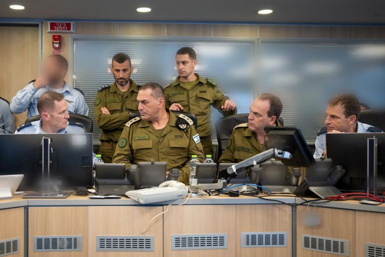 رئيس هيئة أركان الجيش الإسرائيلي إيال زامير في مقر قيادة سلاح الجو خلال الإشراف مع متابعة مع قائد سلاح الجو تومير بار، تنفيذ الضربات على إيران المتحدث باسم الجيش الإسرائيلي