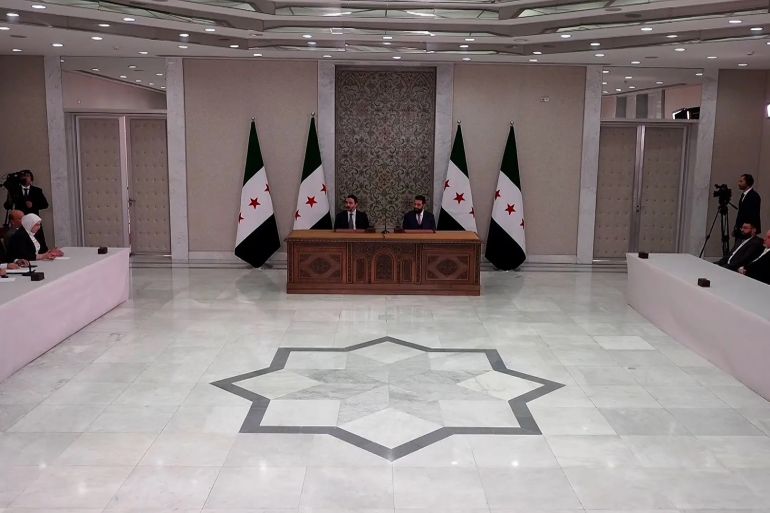 الشرع يوقع مسودة الإعلان الدستوري في سوريا