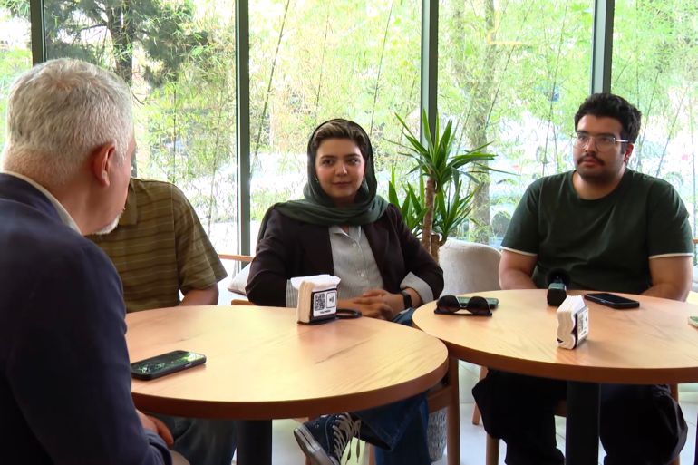 اختلاف كبير في الرأي بين سهيل وسحر حول امتلاك السلاح النووي، بين اعتباره الضامن الوحيد للردع والدفع باتجاه الابتعاد عنه (الجزيرة)