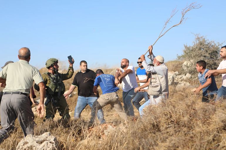 عراك بين فلسطينيين ومستوطنين بإحدى قرى الخليل بالضفة المحتلة (الأناضول)