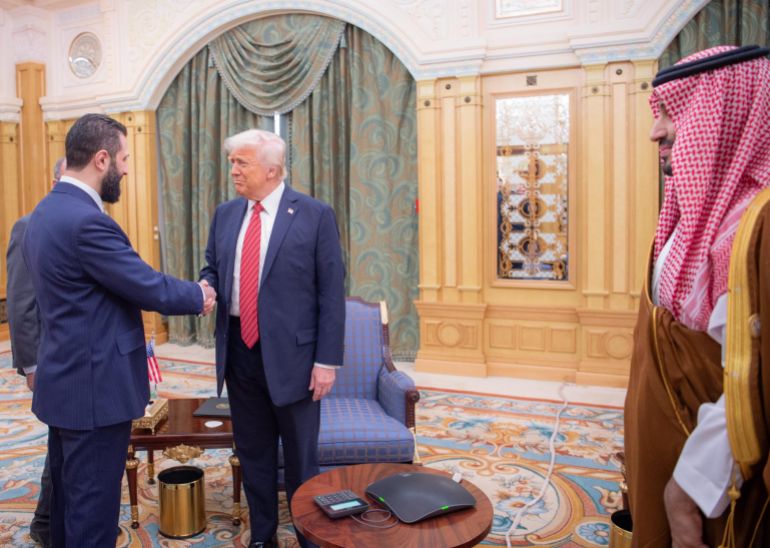 لقاء يجمع سمو ولي العهد والرئيس الأمريكي والرئيس السوري أحمد الشرع - المصدر: واس