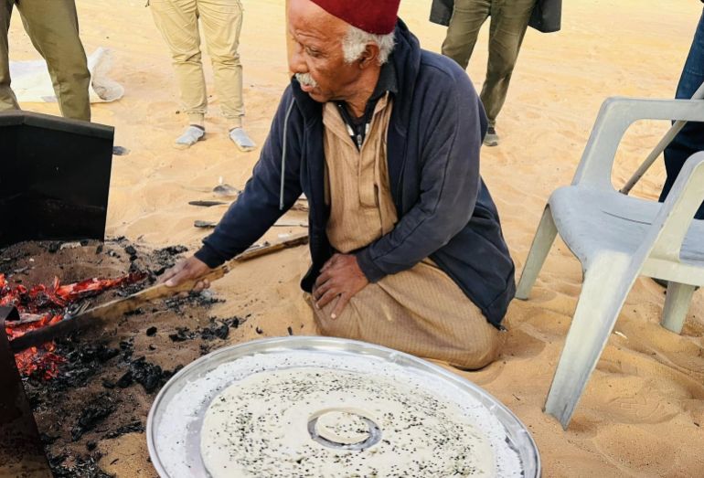 _إعداد خبز الجمر وهو نوع من الخبز التقليدي الذي يحضّر في البيئة الصحراوية الريفية دون استخدام الفرن (الجزيرة) (1)