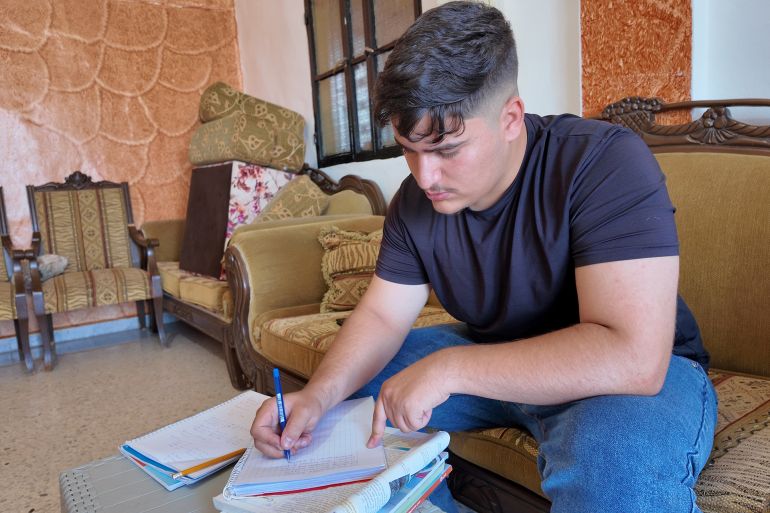 الطالب عبد أبو شز تابع دراسته عن بعد، بعد تدمير ثانوية المربي محمد فلحة في ميس الجبل (الجزيرة)