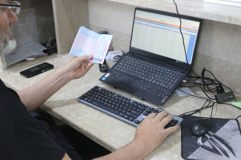 تم تخفيض سعر الجواز المستعجل داخل سوريا من مليونين إلى مليون و600 ألف ليرة(الجزيرة نت)