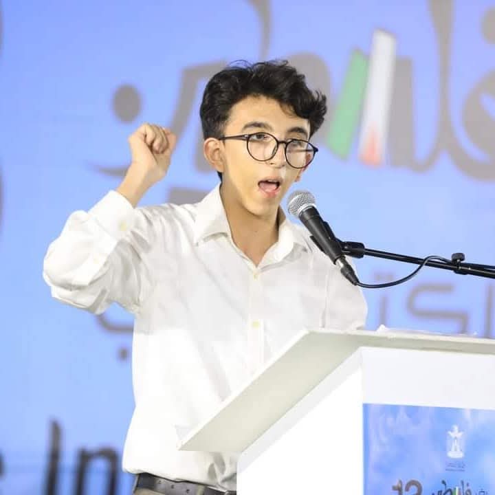 _الشاعر حيدر الغزالي وهو يلقي قصيدة شعرية من قصائده