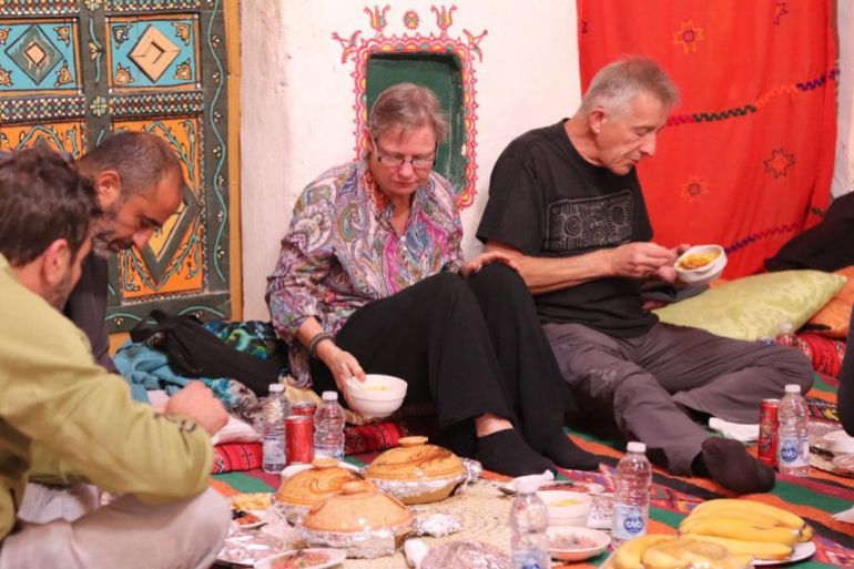 _وجبة الكسكسي وهو طبقُ تقليدي شهير يحضّر من سميد القمح ويقدم مع مرق يحتوي على اللحم والخضروات (الجزيرة)