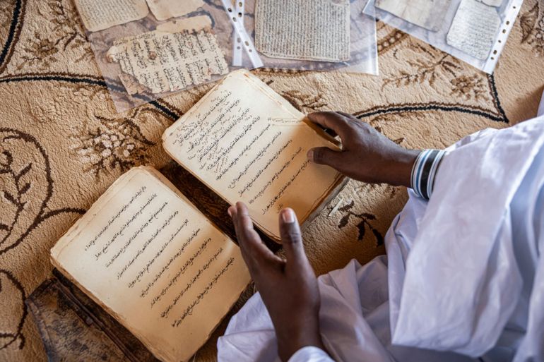 لا تزال مكتبات العائلات تحتفظ بمخطوطات عمرها قرون (الفرنسية)