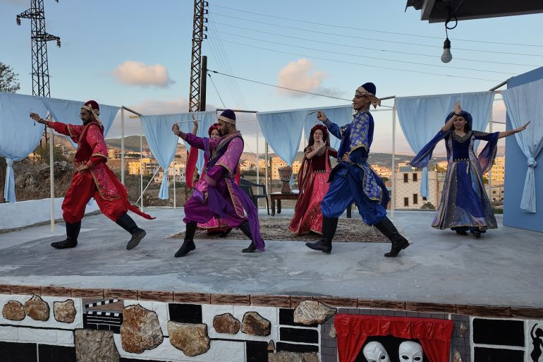 لوحات فولكلورية ضمن فعاليات افتتاح مسرح حسين شكرون في كفرّمان - النبطية (الجزيرة)