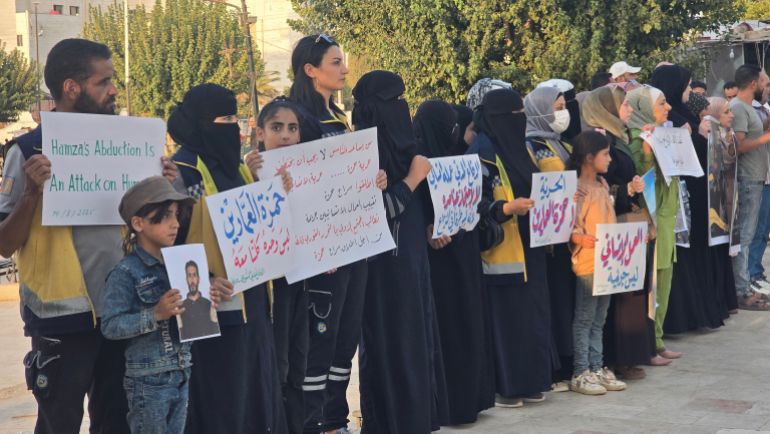 صور خاصة بالجزيرة نت للوقفة التي نظمها الدفاع المدني السوري للمطالبة بالأفراح عن حمزة العمارين