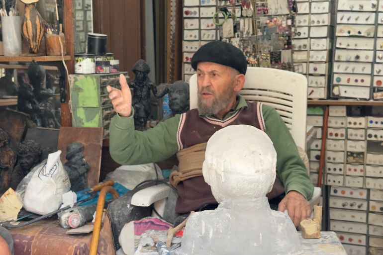 في مشغل النحات أشود تازيان تتحول الأخشاب والأحجار إلى منحوتات فريدة