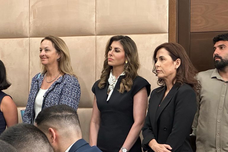 مورغان أورتاغوس (الثانية من اليمين) خلال مؤتمر صحفي عقب لقائها رئيس الجمهورية اللبنانية في قصر بعبدا