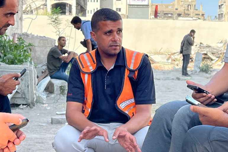 3-4- خلال جولة داخل أروقة المستشفى، بصل يناقش مع عدد من المواطنين تطورات الأوضاع الإنسانية
