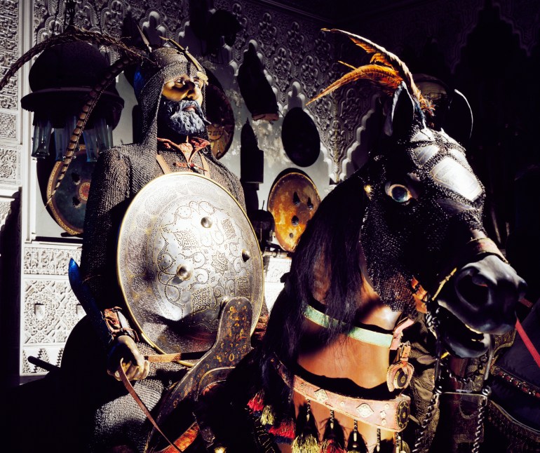 UNSPECIFIED - SEPTEMBER 14: Armour in steel, gold, brass, chain mail, leather and fabric, Persian manufacturing, 18th-19th century. Florence, Museo Stibbert (Art Museum) (Photo by DeAgostini/Getty Images) مماليك