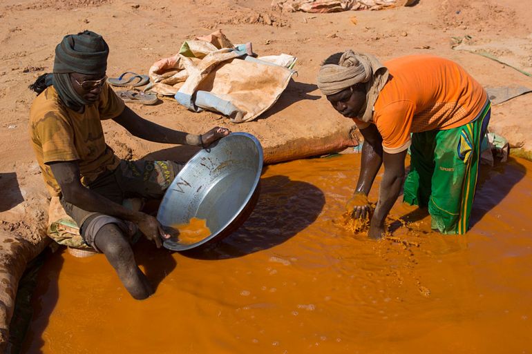 Sudan, Khartoum State, Alkhanag, men searching for gold