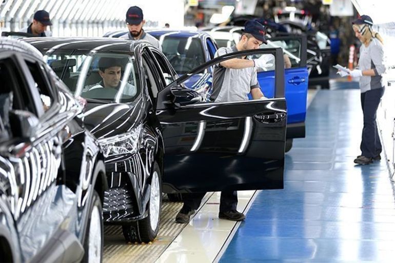 أحد مصانع السيارات في بورصة - الأناضول First crossover and hybrid vehicle Toyota C-HR in Turkey SAKARYA, TURKEY - APRIL 19: Men work at Toyota Turkey Factory in Arifiye district of Sakarya, Turkey on April 19, 2017. First crossover and hybrid vehicle Toyota C-HR is manufactured and exported with Corolla and Verso models to Europe, North America, North and South Africa, Middle East, Middle Asia and 97 countries in Caucasus. (Photo by Ibrahim Yozoglu/Anadolu Agency/Getty Images)