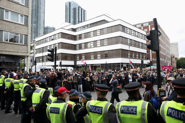 Police officers stand guard as counter protesters gather, on the day of an anti-immigration demonstration outside the Barbican Thistle hotel in London, Britain, August 2, 2025. REUTERS/Toby Melville